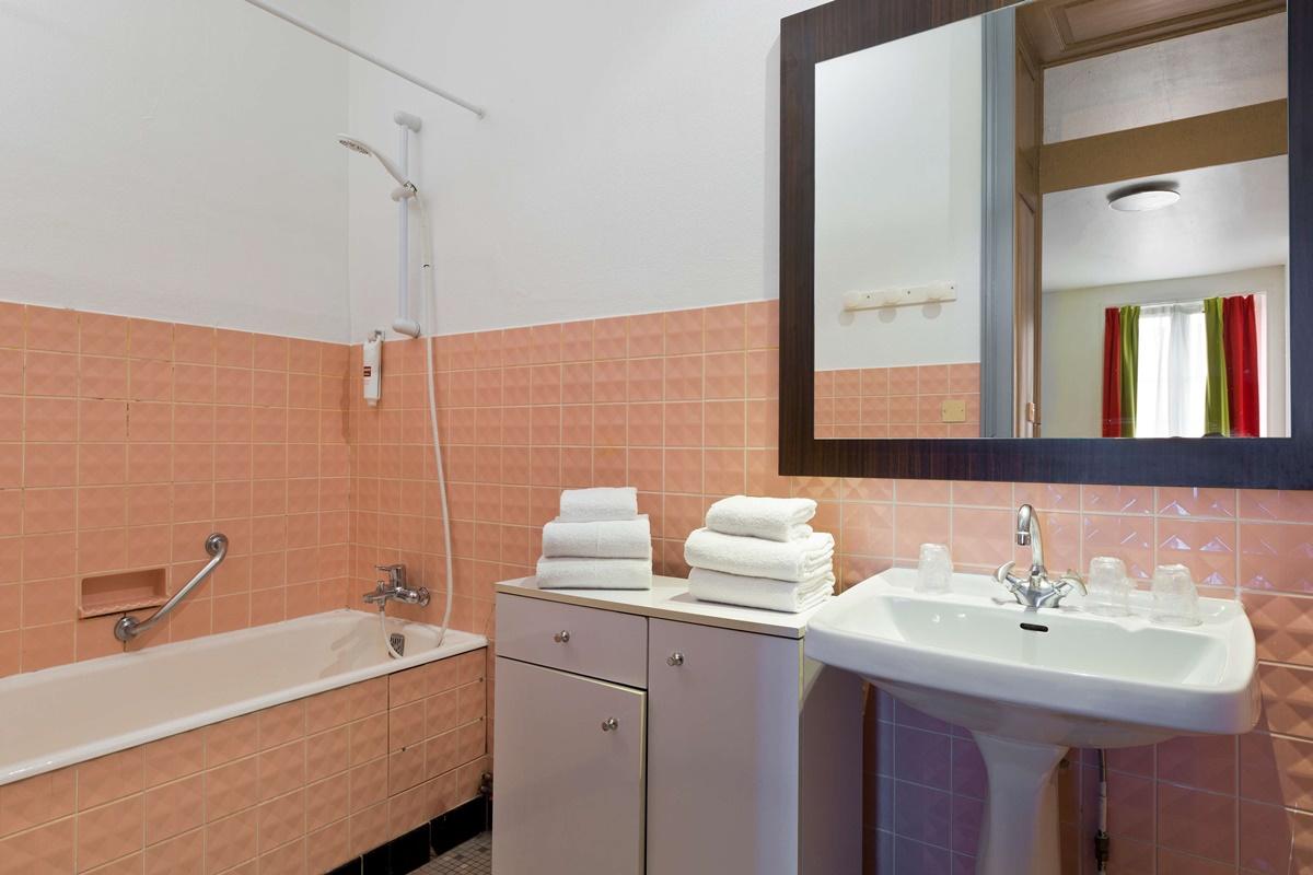 Enzo Hotels Контрексвиль Экстерьер фото
