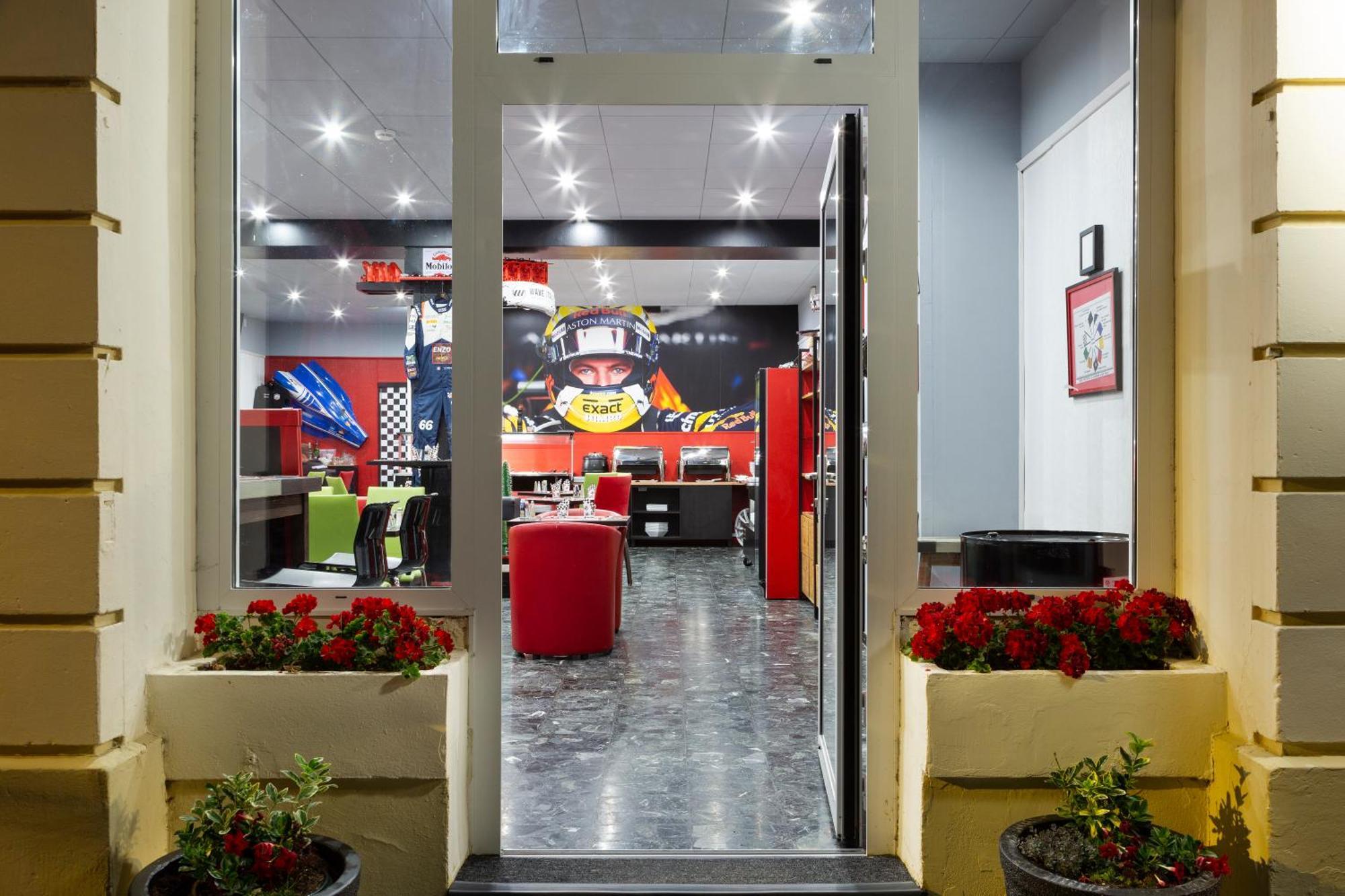 Enzo Hotels Контрексвиль Экстерьер фото