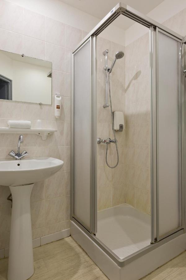 Enzo Hotels Контрексвиль Экстерьер фото